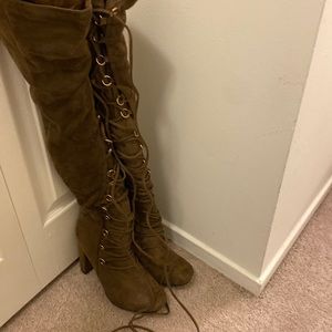 Knee high super cute zip up boots😍